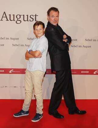 Filmpremiere Nebel im August im Foto: Sebastian Koch (als Klinikdirektor Dr. Werner Veithausen)mit Ivo Pietzcker ( als Ernst Lossa) , Fritzi Haberlandt ( als Schwester Sophia) Buchautor: Robert Domes, Regie: Kai Wessel Produzent: Ulrich Limmer, , Jule Hermann ( als Nandl) Drama ueber den Euthanasie Mord am 13- jährigen Ernst Lossa im deutschen Nationalsozialismus in Muenchen, Deutschland am 27.09.2016