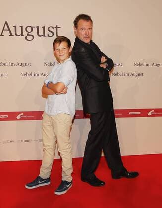Filmpremiere Nebel im August im Foto: Sebastian Koch (als Klinikdirektor Dr. Werner Veithausen)mit Ivo Pietzcker ( als Ernst Lossa) , Fritzi Haberlandt ( als Schwester Sophia) Buchautor: Robert Domes, Regie: Kai Wessel Produzent: Ulrich Limmer, , Jule Hermann ( als Nandl) Drama ueber den Euthanasie Mord am 13- jährigen Ernst Lossa im deutschen Nationalsozialismus in Muenchen, Deutschland am 27.09.2016