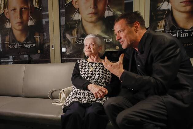 Amalia Speidel (Jg. 1931, Schwester von Ernst Lossa) mit Sebastian Koch bei der Filmpremiere Nebel im August Buchautor: Robert Domes, Regie: Kai Wessel Produzent: Ulrich Limmer, mit Ivo Pietzcker ( als Ernst Lossa) , Sebastian Koch (als Klinikdirektor Dr. Werner Veithausen) , Fritzi Haberlandt ( als Schwester Sophia) Jule Hermann ( als Nandl) Drama ueber den Euthanasie Mord am 13- jährigen Ernst Lossa im deutschen Nationalsozialismus in Muenchen, Deutschland am 27.09.2016