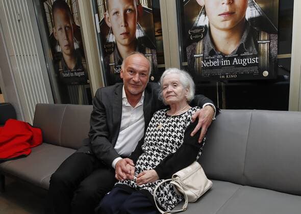 Amalia Speidel (Jg. 1931, Schwester von Ernst Lossa) mit Buchautor: Robert Domes bei der Filmpremiere Nebel im August , Regie: Kai Wessel Produzent: Ulrich Limmer, mit Ivo Pietzcker ( als Ernst Lossa) , Sebastian Koch (als Klinikdirektor Dr. Werner Veithausen) , Fritzi Haberlandt ( als Schwester Sophia) Jule Hermann ( als Nandl) Drama ueber den Euthanasie Mord am 13- jährigen Ernst Lossa im deutschen Nationalsozialismus in Muenchen, Deutschland am 27.09.2016