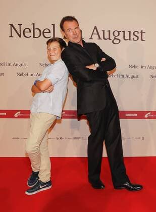Filmpremiere Nebel im August im Foto: Sebastian Koch (als Klinikdirektor Dr. Werner Veithausen)mit Ivo Pietzcker ( als Ernst Lossa) , Fritzi Haberlandt ( als Schwester Sophia) Buchautor: Robert Domes, Regie: Kai Wessel Produzent: Ulrich Limmer, , Jule Hermann ( als Nandl) Drama ueber den Euthanasie Mord am 13- jährigen Ernst Lossa im deutschen Nationalsozialismus in Muenchen, Deutschland am 27.09.2016