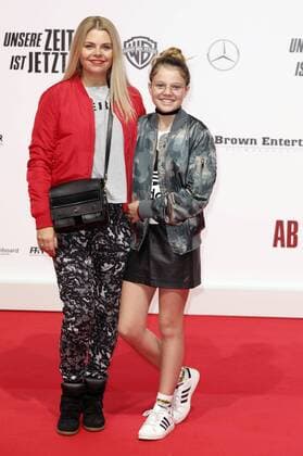 Anne-Sophie Briest mit Tochter Faye Montana bei der Premiere des Kinofilms Unsere Zeit ist jetzt im CineStar Sony Center. Berlin, 27.09.2016 Foto:xS.xGabschx xFuturexImage