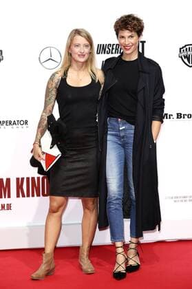 Jasmin Gerat mit Begleitung bei der Premiere des Kinofilms Unsere Zeit ist jetzt im CineStar Sony Center. Berlin, 27.09.2016 Foto:xS.xGabschx xFuturexImage
