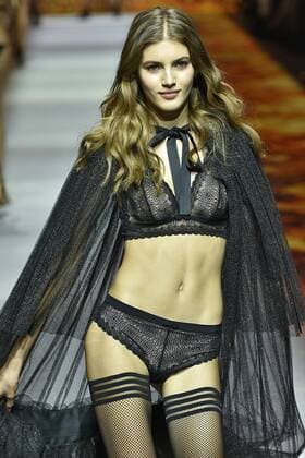 211889 Marineau Starface 2016-09-27 Paris France Etam, spring-summer 2017 Paris, France Paris Fashion week. Defile Etam Pret-a-porter spring-summer 2017 Editorial Use Only _sans_perso  Copyright: xMarineaux STAR_211889_004