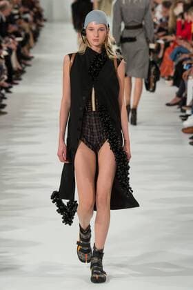 211894 Marineau Starface 2016-09-28 Paris France Paris Fashion week. Defile Maison Margiela Pret-a-porter printemps-ete 2017 Maison Margiela , spring -summer 2017 Paris, France Paris Fashion week. Defile Maison Margiela Ready to wear spring-summer 2017 Editorial Use Only _sans_perso  Copyright: xMarineaux STAR_211894_005