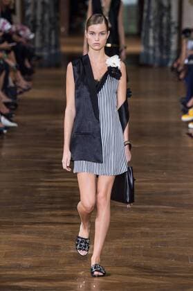 211899 Marineau Starface 2016-09-28 Paris France Paris Fashion week. Pret-a-porter printemps-ete 2017. Defile Lanvin. Paris Fashion week. Ready-to-wear spring-summer 2017 Lanvin Defile Lanvin , spring -summer 2017 Paris, France Editorial Use Only _sans_perso  Copyright: xMarineaux STAR_211899_020