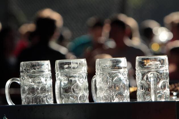 spätsommerliche Temperaturen und schönster Sonnenschein lockten viele Sonnenhungrige in den Biergarten Königlicher Hirschgarten in München, Bayern, Deutschland. Mass Bier im Gegenlicht der Nachmittagssonne