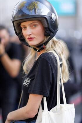 Paris Fashion Week - Dries van Noten - Ankunft der Gäste France: Dries Van Noten Guests arrive for the Rochas Spring Summer 17 Collection runway show during Paris Fashion Week. FOR EDITORIAL USE ONLY.Pacific Press Agency  HughxPeterswald