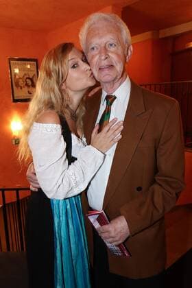 Rolf Kuhsiek mit Freundin Tatjana Pokorny, Theaterpremiere Der dressierte Mann in der kleinen Komödie im Bayerischen Hof am 28.09.2016