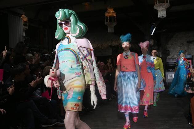 A model takes to the catwalk during the presentation of Manish Arora s show as part of the Spring-Summer 2017 Paris Fashion Week on September 29, 2016.  PAR20160929101 MAYAxVIDON-WHITE