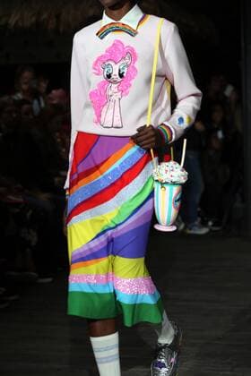 Bilder des Tages A model takes to the catwalk during the presentation of Manish Arora s show as part of the Spring-Summer 2017 Paris Fashion Week on September 29, 2016.  PAR20160929112 MAYAxVIDON-WHITE