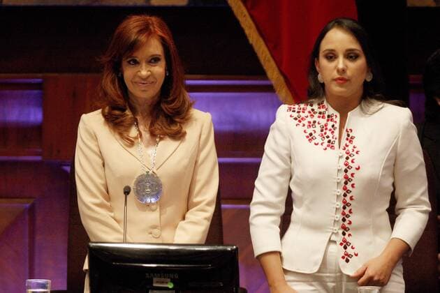 President of Ecuador s National Assembly Gabriela Rivadeneira (R) poses with former Argentinian President Cristina Fernandez de Kirchner after decorating her during a plenary session at the Assembly in Quito, Ecuador, 29 September 2016. FORMER ARGENTINIAN PRESIDENT CRISTINA FERNANDEZ DECORATED IN ECUADOR !ACHTUNG: NUR REDAKTIONELLE NUTZUNG!  QUI01 20160929-636107833443866618