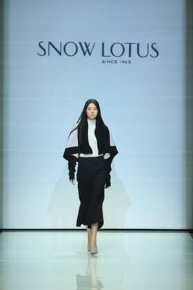 September 29, 2016 - Beijing, Beijing, China - Beijing, CHINA-September 29 2016: (EDITORIAL USE ONLY. CHINA OUT) The fashion brand Snow Lotus releases the autumn summer collection at Beijing Fashion Week in Beijing, September 29th, 2016. Beijing China  - ZUMAs145