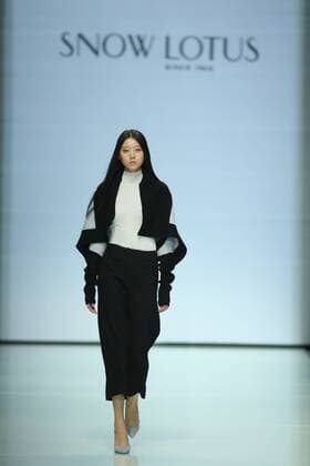 September 29, 2016 - Beijing, Beijing, China - Beijing, CHINA-September 29 2016: (EDITORIAL USE ONLY. CHINA OUT) The fashion brand Snow Lotus releases the autumn summer collection at Beijing Fashion Week in Beijing, September 29th, 2016. Beijing China  - ZUMAs145