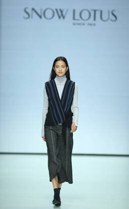 September 29, 2016 - Beijing, Beijing, China - Beijing, CHINA-September 29 2016: (EDITORIAL USE ONLY. CHINA OUT) The fashion brand Snow Lotus releases the autumn summer collection at Beijing Fashion Week in Beijing, September 29th, 2016. Beijing China  - ZUMAs145