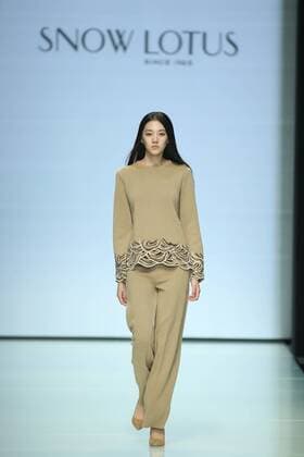 September 29, 2016 - Beijing, Beijing, China - Beijing, CHINA-September 29 2016: (EDITORIAL USE ONLY. CHINA OUT) The fashion brand Snow Lotus releases the autumn summer collection at Beijing Fashion Week in Beijing, September 29th, 2016. Beijing China  - ZUMAs145