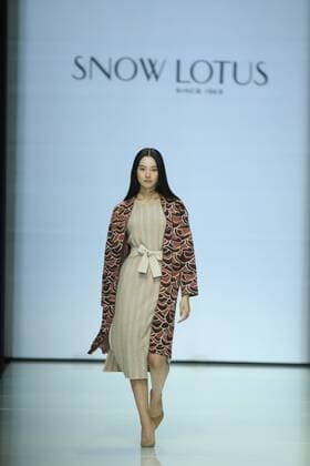 September 29, 2016 - Beijing, Beijing, China - Beijing, CHINA-September 29 2016: (EDITORIAL USE ONLY. CHINA OUT) The fashion brand Snow Lotus releases the autumn summer collection at Beijing Fashion Week in Beijing, September 29th, 2016. Beijing China  - ZUMAs145