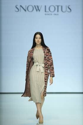 September 29, 2016 - Beijing, Beijing, China - Beijing, CHINA-September 29 2016: (EDITORIAL USE ONLY. CHINA OUT) The fashion brand Snow Lotus releases the autumn summer collection at Beijing Fashion Week in Beijing, September 29th, 2016. Beijing China  - ZUMAs145