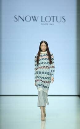 September 29, 2016 - Beijing, Beijing, China - Beijing, CHINA-September 29 2016: (EDITORIAL USE ONLY. CHINA OUT) The fashion brand Snow Lotus releases the autumn summer collection at Beijing Fashion Week in Beijing, September 29th, 2016. Beijing China  - ZUMAs145