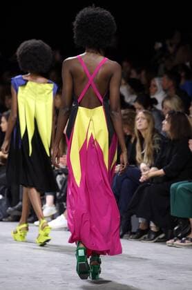 Paris Fashion Week - Issey Miyake Modenschau A model takes to the catwalk during the presentation of Issey Miyake s show as part of the Spring-Summer 2017 Paris Fashion Week on September 30, 2016.  PAR20160930102 MAYAxVIDON-WHITE