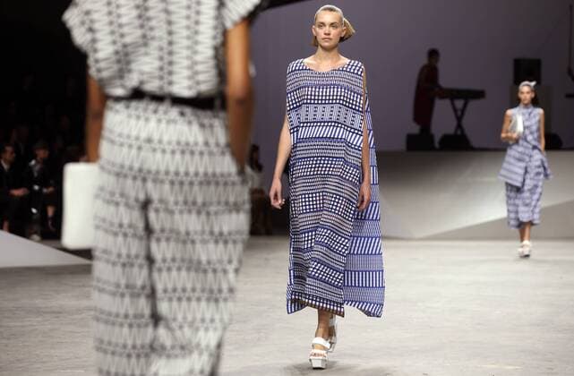 Paris Fashion Week - Issey Miyake Modenschau A model takes to the catwalk during the presentation of Issey Miyake s show as part of the Spring-Summer 2017 Paris Fashion Week on September 30, 2016.  PAR20160930103 MAYAxVIDON-WHITE