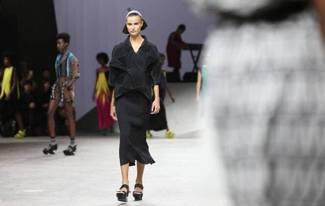 Paris Fashion Week - Issey Miyake Modenschau A model takes to the catwalk during the presentation of Issey Miyake s show as part of the Spring-Summer 2017 Paris Fashion Week on September 30, 2016.  PAR20160930104 MAYAxVIDON-WHITE