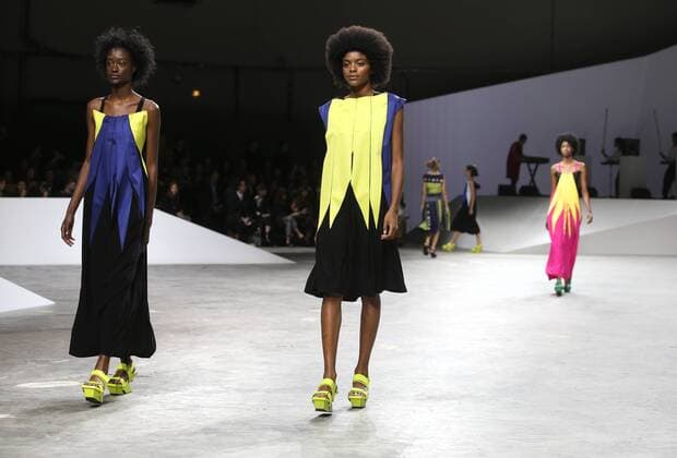 Bilder des Tages Paris Fashion Week - Issey Miyake Modenschau A model takes to the catwalk during the presentation of Issey Miyake s show as part of the Spring-Summer 2017 Paris Fashion Week on September 30, 2016.  PAR20160930105 MAYAxVIDON-WHITE