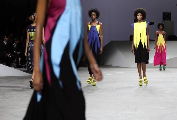 Paris Fashion Week - Issey Miyake Modenschau A model takes to the catwalk during the presentation of Issey Miyake s show as part of the Spring-Summer 2017 Paris Fashion Week on September 30, 2016.  PAR20160930106 MAYAxVIDON-WHITE