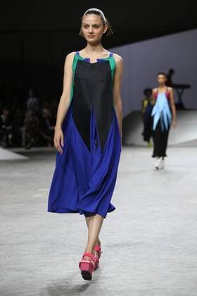 Paris Fashion Week - Issey Miyake Modenschau A model takes to the catwalk during the presentation of Issey Miyake s show as part of the Spring-Summer 2017 Paris Fashion Week on September 30, 2016.  PAR20160930108 MAYAxVIDON-WHITE