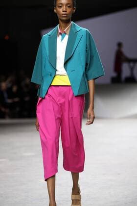 Paris Fashion Week - Issey Miyake Modenschau A model takes to the catwalk during the presentation of Issey Miyake s show as part of the Spring-Summer 2017 Paris Fashion Week on September 30, 2016.  PAR20160930110 MAYAxVIDON-WHITE