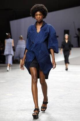 Paris Fashion Week - Issey Miyake Modenschau A model takes to the catwalk during the presentation of Issey Miyake s show as part of the Spring-Summer 2017 Paris Fashion Week on September 30, 2016.  PAR20160930112 MAYAxVIDON-WHITE
