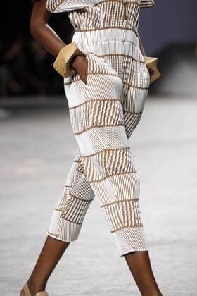 Paris Fashion Week - Issey Miyake Modenschau A model takes to the catwalk during the presentation of Issey Miyake s show as part of the Spring-Summer 2017 Paris Fashion Week on September 30, 2016.  PAR20160930114 MAYAxVIDON-WHITE
