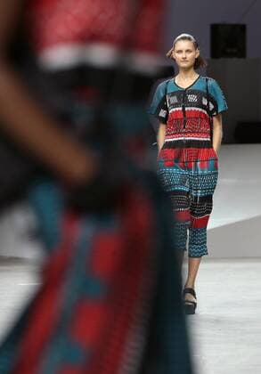 Paris Fashion Week - Issey Miyake Modenschau A model takes to the catwalk during the presentation of Issey Miyake s show as part of the Spring-Summer 2017 Paris Fashion Week on September 30, 2016.  PAR20160930115 MAYAxVIDON-WHITE
