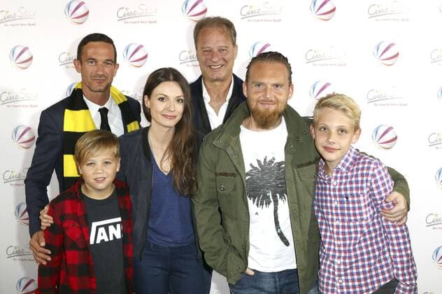 Sönke Möhring, Jonas Oessel, Julia Hartmann, Tom Gerhardt, Axel Stein und Jamie-Dean Schmelzer bei der Premiere des Sat.1 Fernsehfilms Volltreffer im Kino Cinestar. Dortmund, 29.09.2016 Foto:xgbrcix xFuturexImage