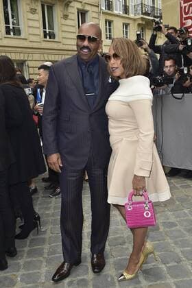Paris Fashion Week - Prominente vor der Christian Dior Modenschau Steve et Marjorie Harvey CELEBRITES : Modenschau Christian Dior - Paris - 30 09 2016 JBAutissier Panoramic 