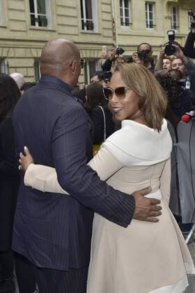Paris Fashion Week - Prominente vor der Christian Dior Modenschau Steve et Marjorie Harvey CELEBRITES : Modenschau Christian Dior - Paris - 30 09 2016 JBAutissier Panoramic 