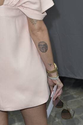 Paris Fashion Week - Prominente vor der Christian Dior Modenschau tatouage de Chiara Ferragni CELEBRITES : Modenschau Christian Dior - Paris - 30 09 2016 JBAutissier Panoramic 