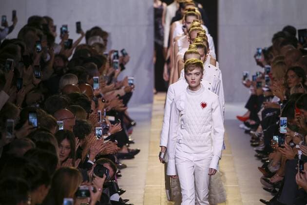Paris Fashion Week - Christian Dior Modenschau 212022 Marineau Starface 2016-09-30 Paris France Paris Fashion Show. Défilé PAP Printemps-Eté 2017. Christian Dior. Editorial use only  Copyright: xMarineaux STAR_212022_052