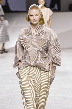 Paris Fashion Week - Issey Miyake Modenschau 212025 Marineau Starface 2016-09-30 Paris France Paris Fashion Week. Défilé PAP Printemps-Eté 2017. Issey Miyake. Editorial use only  Copyright: xMarineaux STAR_212025_018