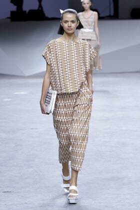 Paris Fashion Week - Issey Miyake Modenschau 212025 Marineau Starface 2016-09-30 Paris France Paris Fashion Week. Défilé PAP Printemps-Eté 2017. Issey Miyake. Editorial use only  Copyright: xMarineaux STAR_212025_019