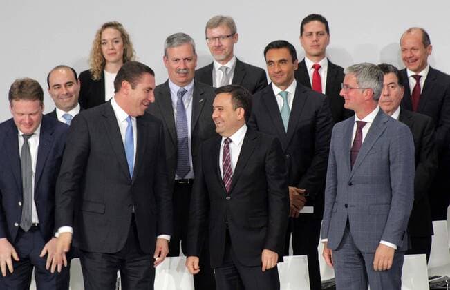 Einweihung des neuen Werks der Audi AG in Mexiko September 30, 2016 - Mexico - EUM20160930ECO02.JPG.SAN JOSE CHIAPA - Gouverneur Rafael Moreno Valle; el secretario de Economia, Ildefonso Guajardo; y Rupert Stadler, presidente del Consejo de Direccion de Audi AG während der Einweihung des neuen Werks der Audi AG in Mexiko, 30. September 2016.  - ZUMAu78_