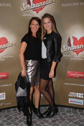 SCHIKANEDER Weltpremiere Wien, Raimundtheater, 30. 09. 2016 Maria KÖSTLINGER mit Tochter Melanie HACKL