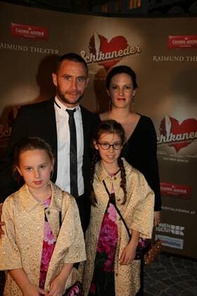 SCHIKANEDER Weltpremiere Wien, Raimundtheater, 30. 09. 2016 Steffen HOFMANN mit Frau und Kinder