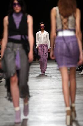 A model takes to the catwalk during the presentation of Veronique Leroy s show as part of the Spring-Summer 2017 Paris Fashion Week on October 1, 2016.  PAR20161001106 MAYAxVIDON-WHITE