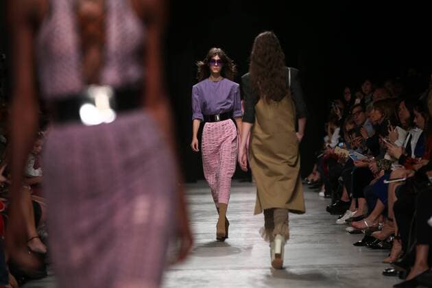 Bilder des Tages A model takes to the catwalk during the presentation of Veronique Leroy s show as part of the Spring-Summer 2017 Paris Fashion Week on October 1, 2016.  PAR20161001112 MAYAxVIDON-WHITE