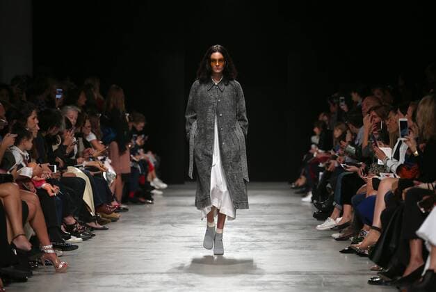 Bilder des Tages A model takes to the catwalk during the presentation of Veronique Leroy s show as part of the Spring-Summer 2017 Paris Fashion Week on October 1, 2016.  PAR20161001115 MAYAxVIDON-WHITE