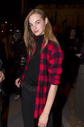 Model - Ankunft zur Modenschau von Nina Ricci - Paris - 01 10 2016 StephenCaillet Panoramic 