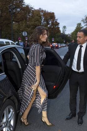 Laetitia Casta - Ankunft zur Modenschau von Nina Ricci - Paris - 01 10 2016 StephenCaillet Panoramic 
