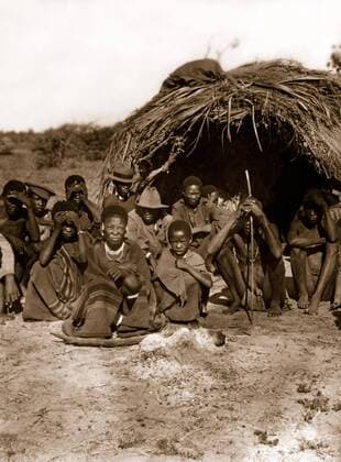  Historische Aufnahme 1918, Buschmann-Familien vor einer Hütte, ehemaliges Deutsch-Südwestafrika, Namibia, Afrika Copyright: imageBROKER/HelmutxMeyerxzurxCapellen iblmzc04318590.jpg