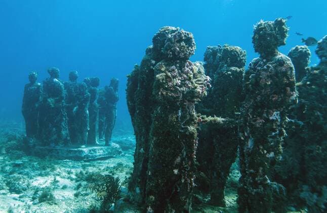 (161001) -- CANCUN, Sept. 30, 2016 -- Photo taken on Sept. 30, 2016 shows the sculptures displayed in the Underwater Art Museum (MUSA) in the resort city of Cancun, Quintana Roo state, Mexico. MUSA is created in waters of the Mexican Caribbean and believed to be the biggest underwater museum of contemporary art in the world. Mauricio Collado) (jg) (vf) MEXICO-CANCUN-UNDERWATER ART MUSEUM e MauricioxCollado 